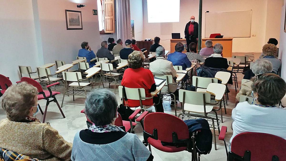 Alumnos asisten a la primera clase de la Universidad de la Experiencia impartida por Miguel Ángel Luengo. | M. J. C.