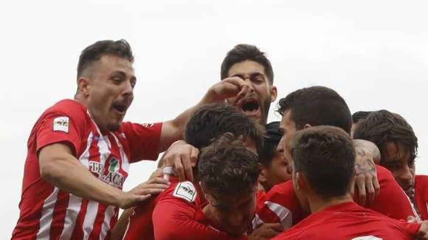 Los jugadores del Sporting B celebran uno de los goles ante el Cornellá.