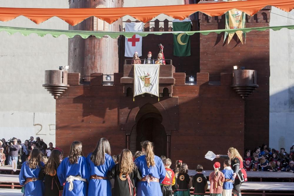 Un centenar de chavales, integrantes de las comparsas de San Vicente, celebran por segundo año la Embajada Infantil a las puertas del Castillo.