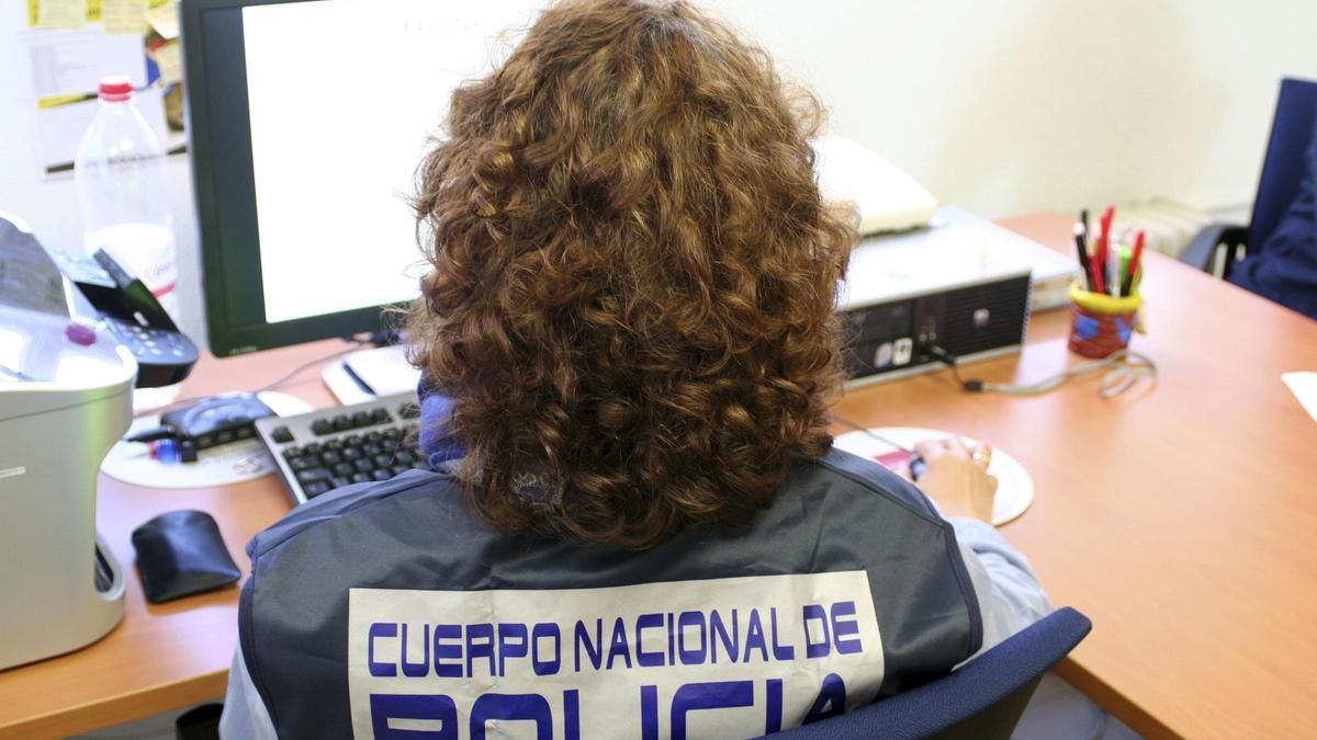Una policía frente a un ordenador, en imagen de archivo.