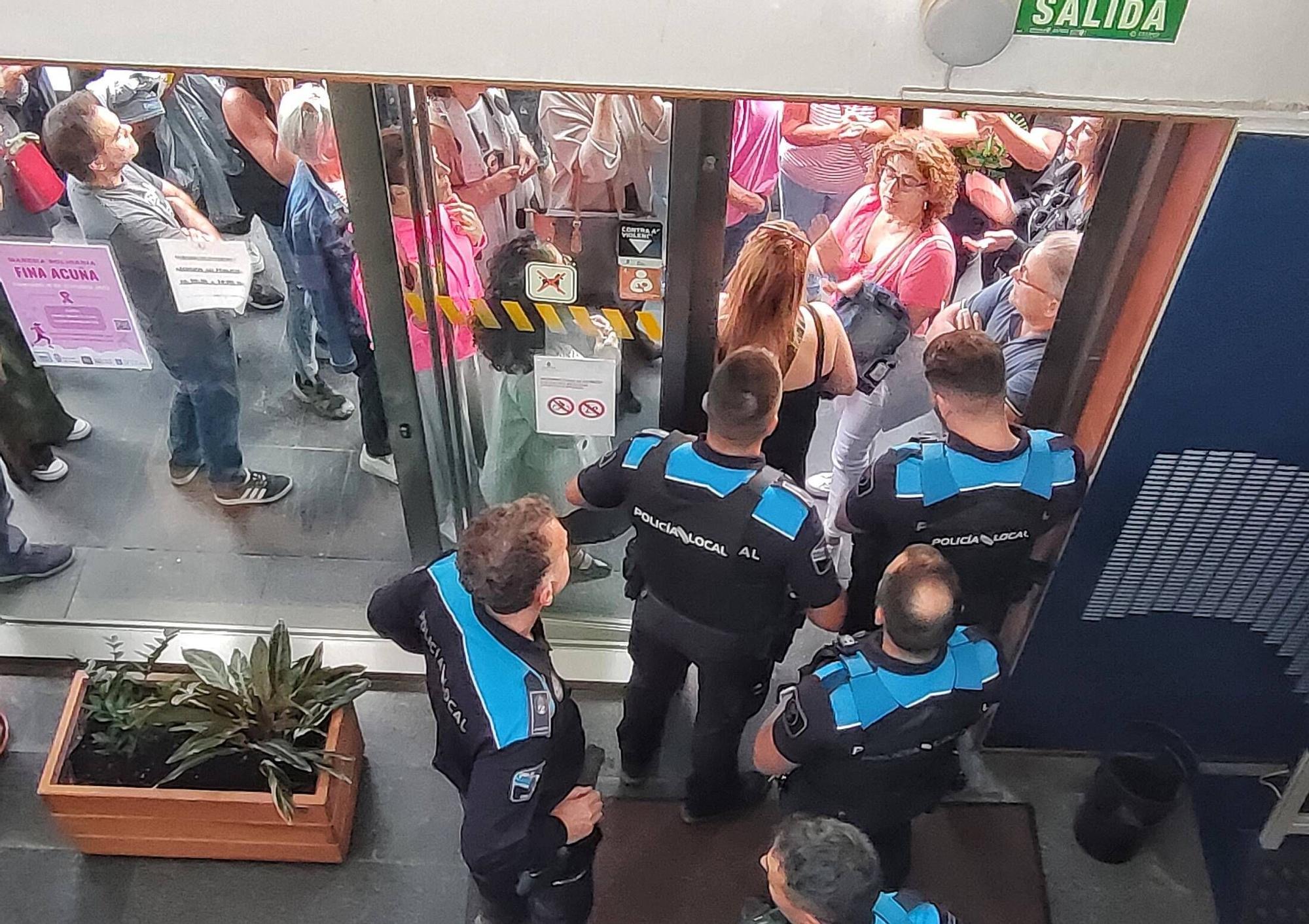 Multidudinaria protesta contra la subida de la basura en Cangas