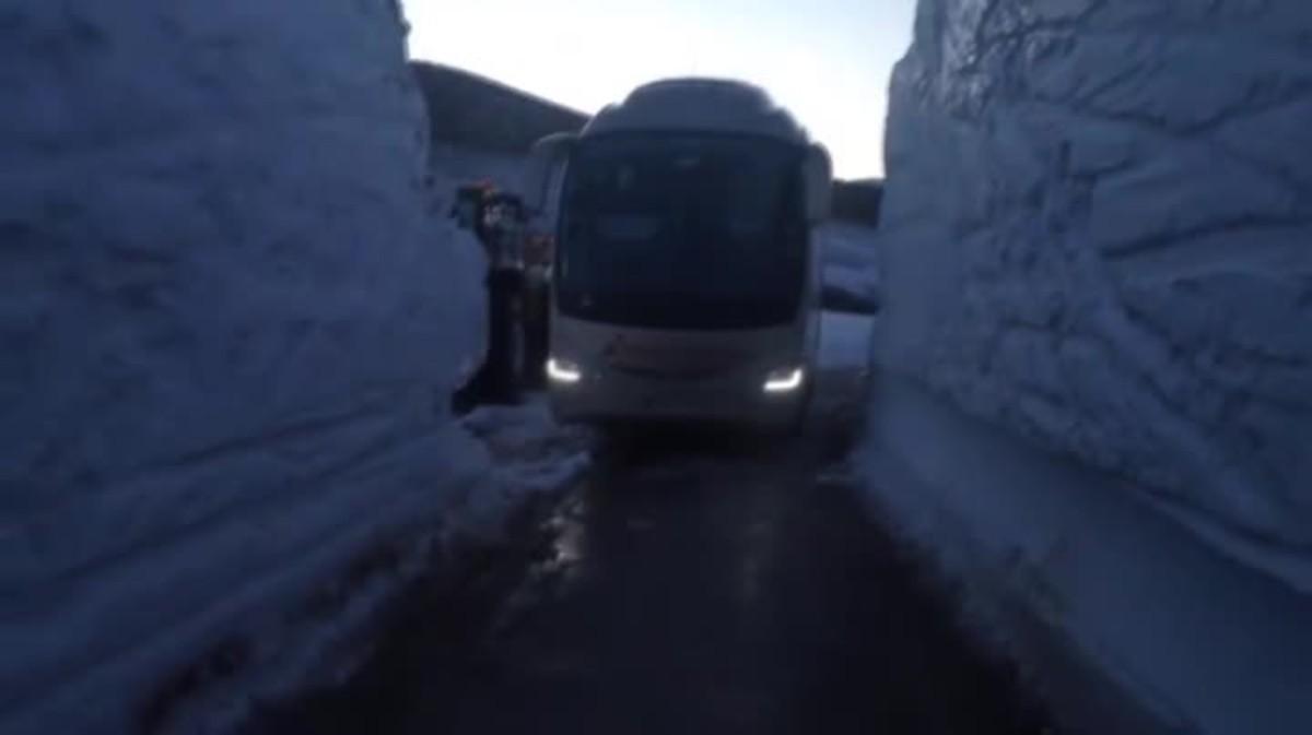 De Masella pel coll de la Creueta cap a la Closa, a Castellar de n’Hug, encara sobraven cinc centímetres a cada costat per a aquest autobús de línia