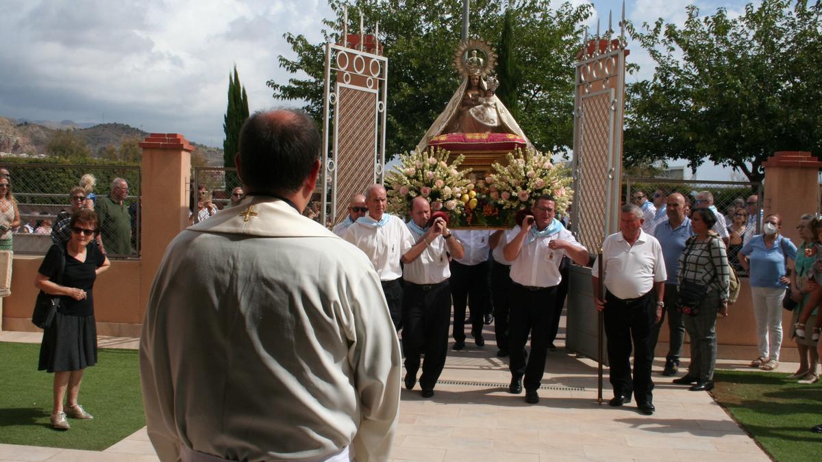 La Patrona llegaba al convento de clarisas a cuyas puertas esperaba el Padre Miguel Ángel Olivares Alarcón.