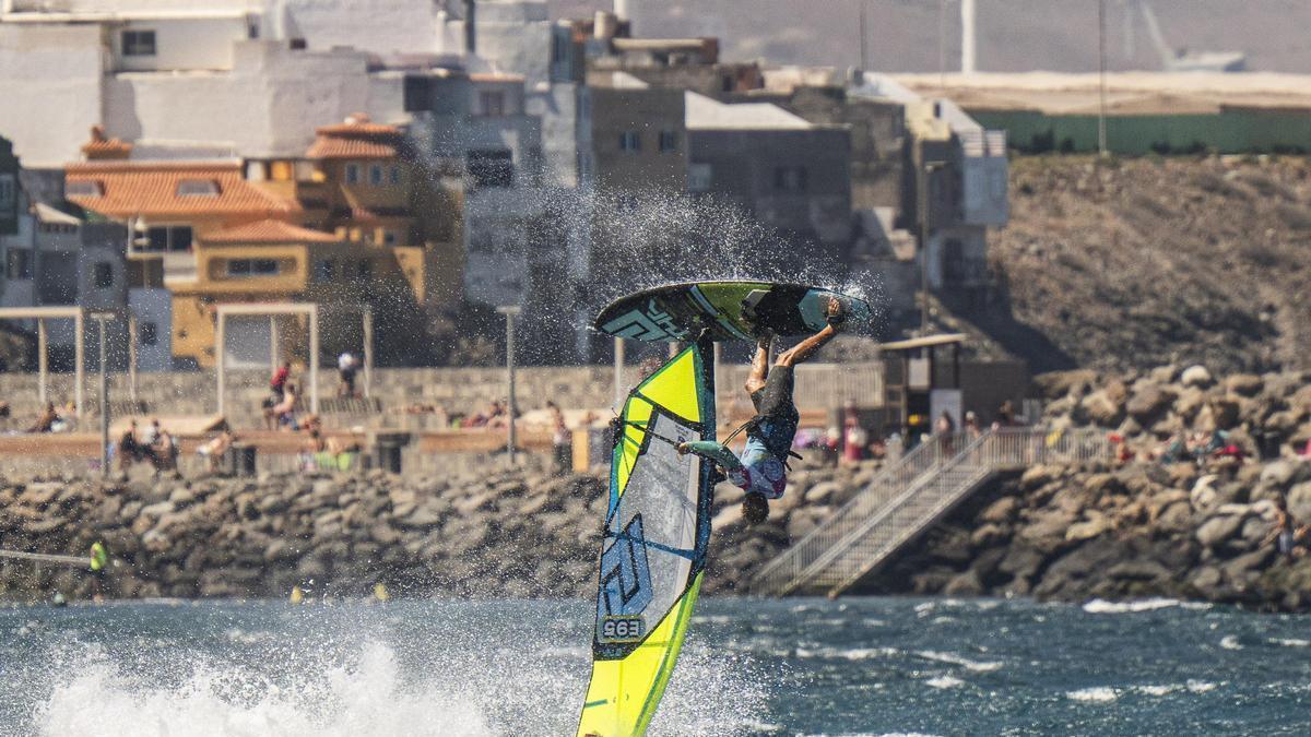 Marino Gil reina en la Copa de España de Olas disputada en Pozo Izquierdo