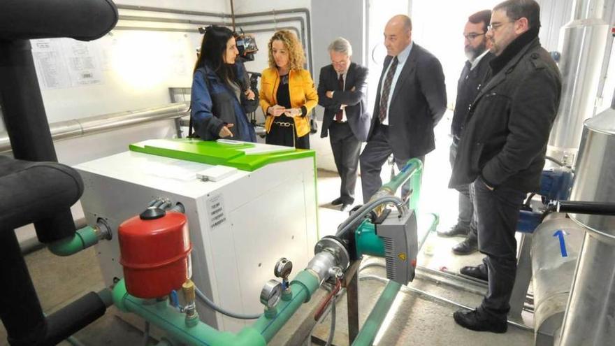 Belén Garzón, Mallada, Sopeña, Juan Carlos Aguilera (coordinador general de Faen), Álvarez Areces y Albino González, ayer en la sala de la bomba de calor de la nueva calefacción de Faen.