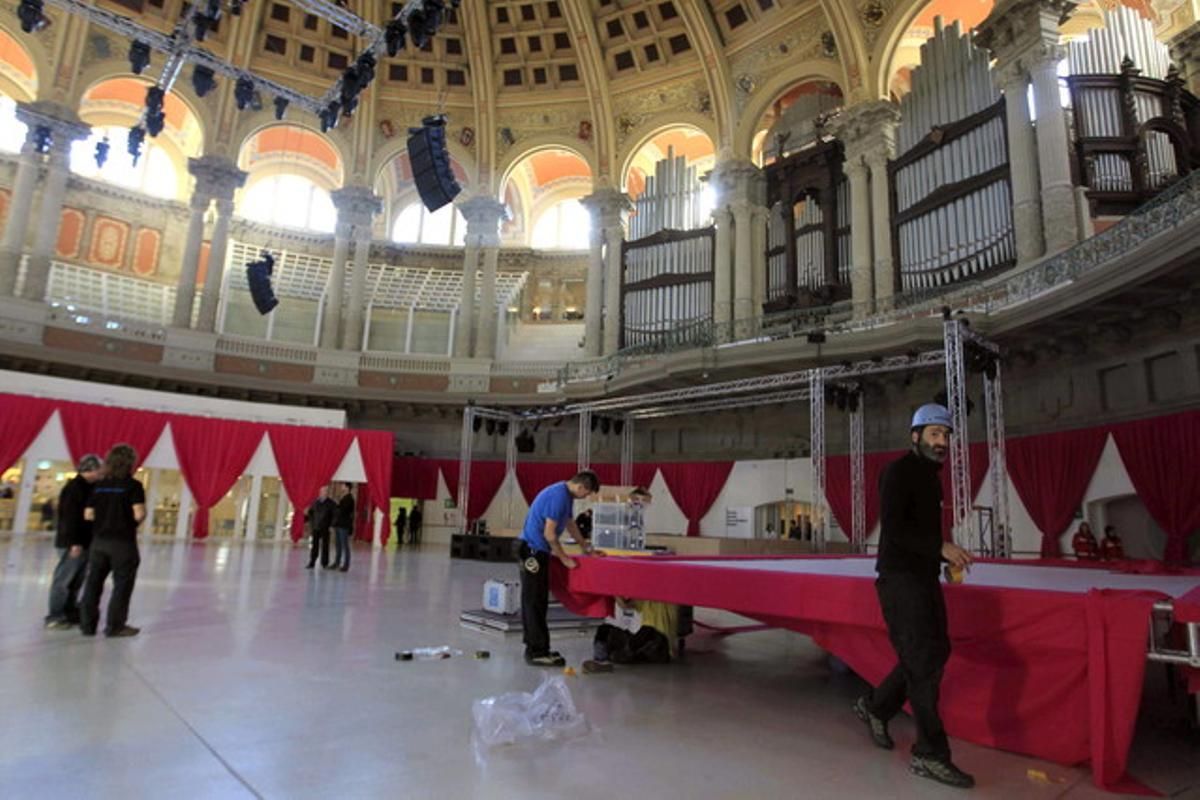 Preparatius del casament entre Shristi Mittal i el seu nòvio, al MNAC. Preparatius del casament entre Shristi Mittal i el seu nòvio, al MNAC.