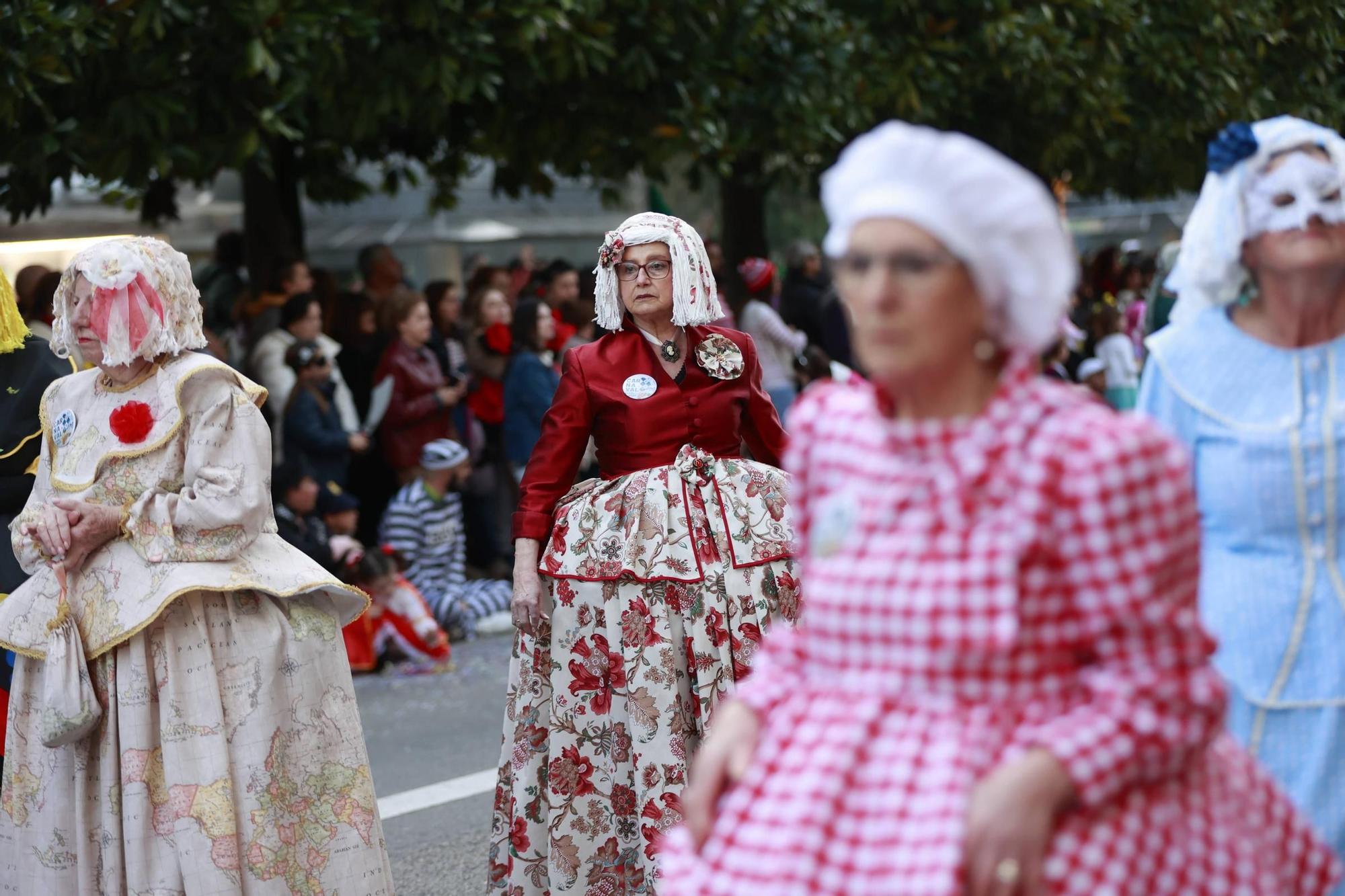 EN IMÁGENES: El Carnaval llena de color y alegría las calles de Oviedo