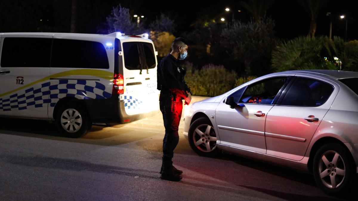 Control de policía en Ibiza por las restricciones de movilidad, en una imagen de archivo.