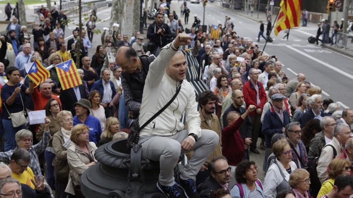 Centenares de personas se han concentrado ante el TSJC, este martes.