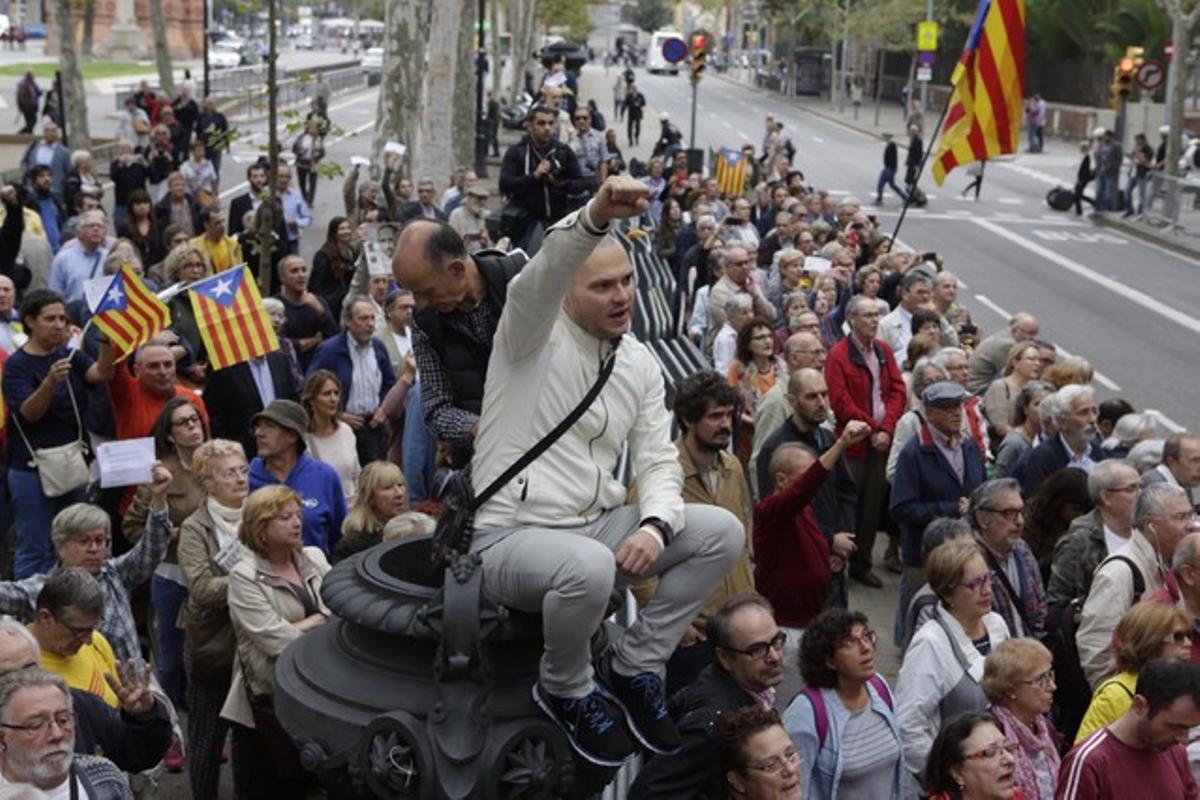 Centenares de personas se han concentrado ante el TSJC, este martes.