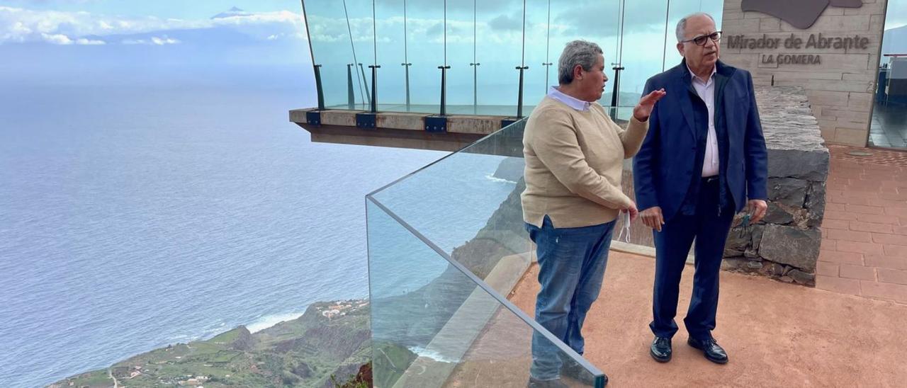 Rosa María Chinea y Casimiro Curbelo, en el Mirador de Abrante.