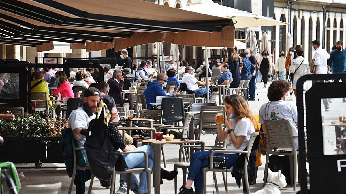 Clientes en una de las terrazas de la avenida de la Marina.