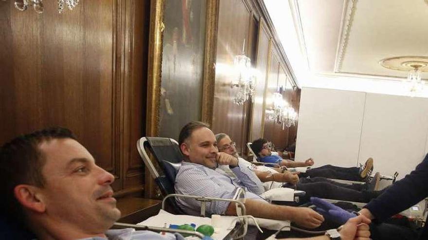 Felipe Blanco y Gerardo González, presidentes del Belenos y la Atlética, respectivamente, ayer, donando sangre.