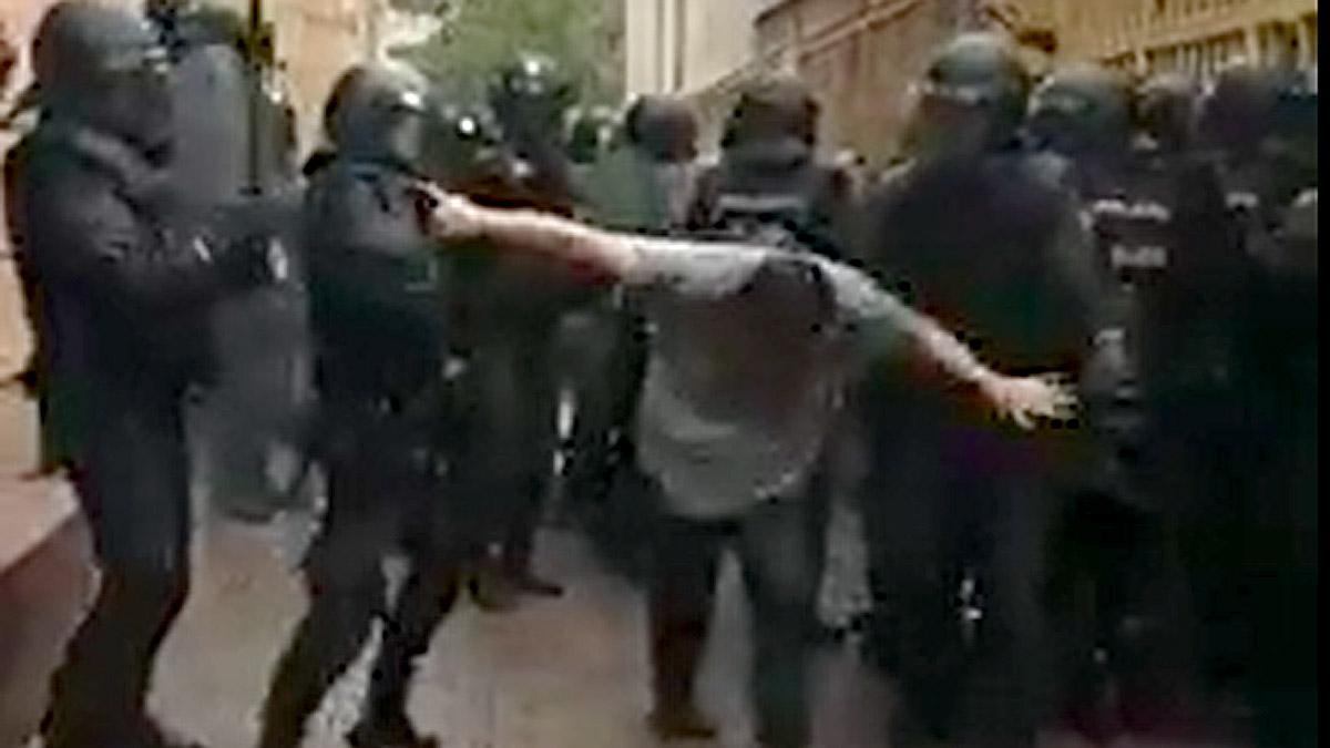 Vídeo de la repressió policial de l’1-O a l’escola Àgora de Nou Barris.