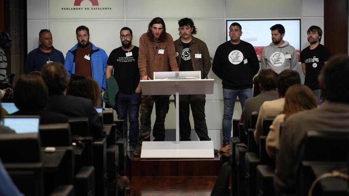 Los agricultores de la Cataluña Central que hoy han llevado su protesta al Parlament han pactado con los grupos parlamentarios con los que se han reunido, todos excepto PP y Vox.