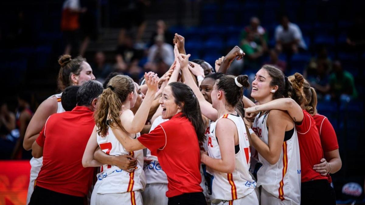 Las jugadoras y cuerpo técnico de la selección Sub 17 festejan su clasificación para la final. |  // FEB