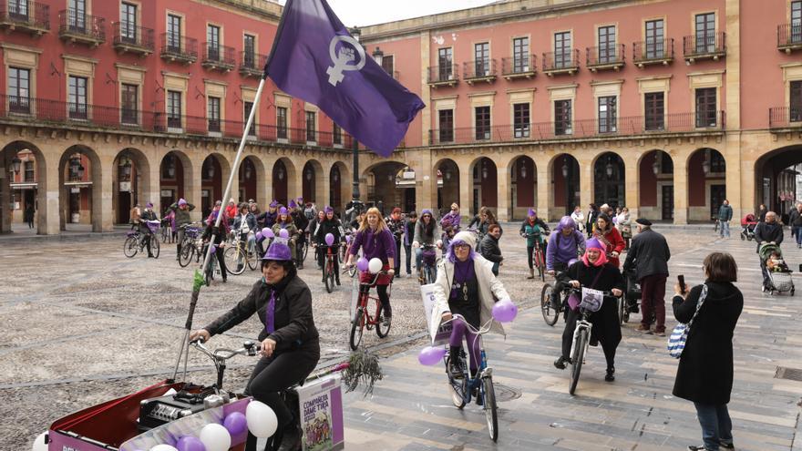 El 8M calienta motores en Gijón: marcha en bici reivindicativa &quot;para evitar la pérdida de derechos&quot;