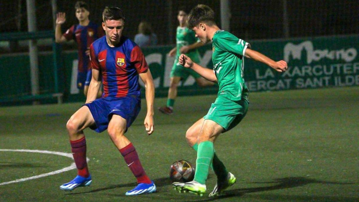 Acción del partido entre los juveniles del Barça y el Cornellà