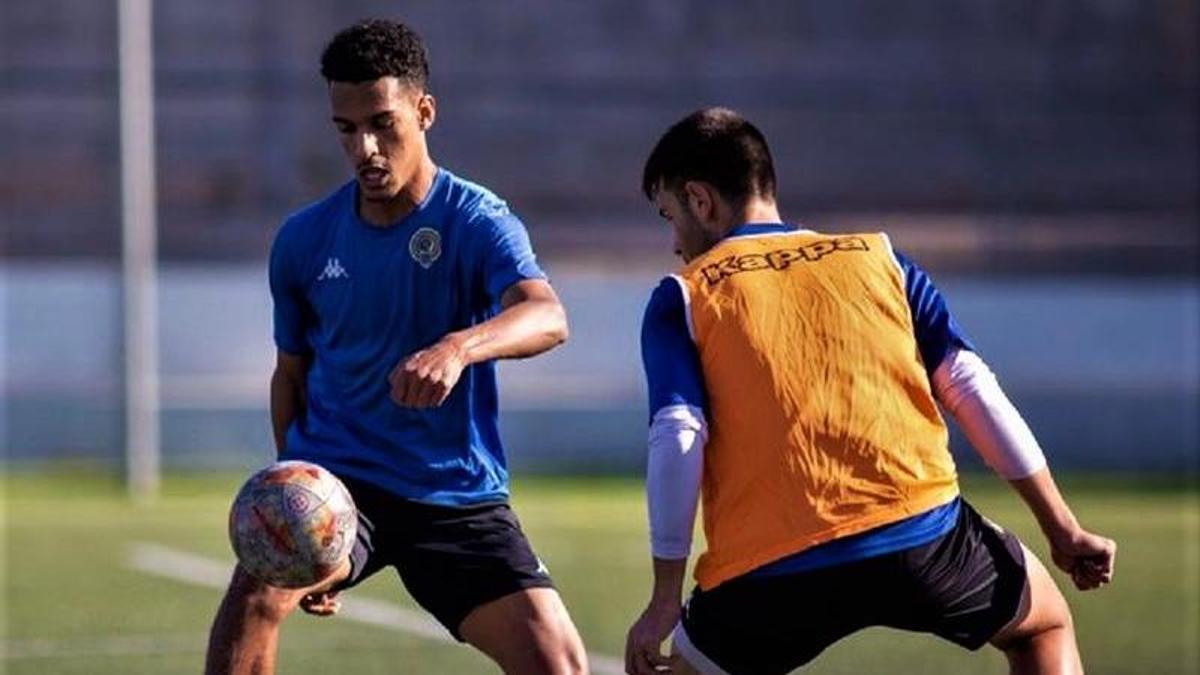 Imagen de Salah, principal novedad e la convocatoria, durante un entrenamiento.