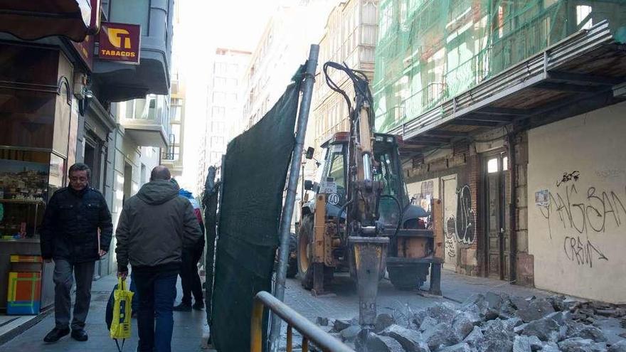 Obras en la calle de San Torcuato, en la zona donde permaneció un andamio durante más de una década.