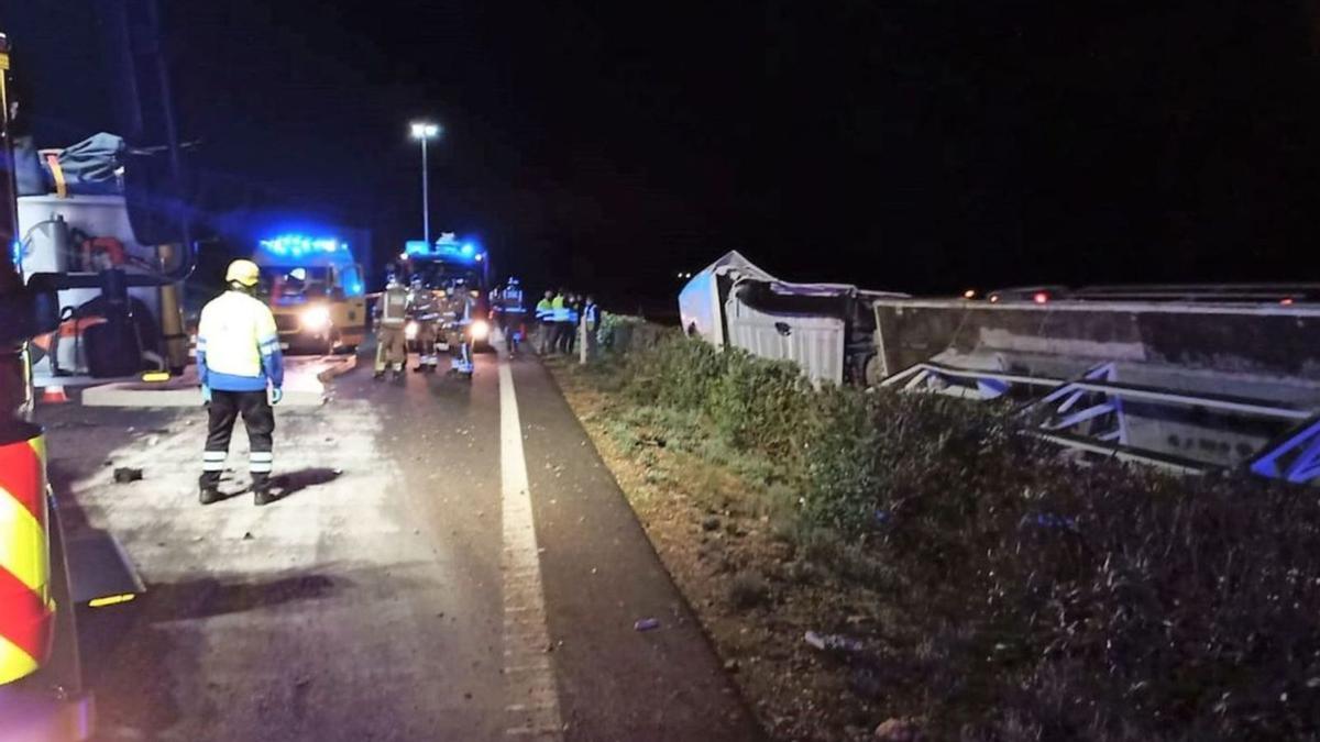 Siniestro vial tras volcar un camión cargado de mármol y chocar un coche con la mercancía en la autovía, en Fuente Álamo el día 13.