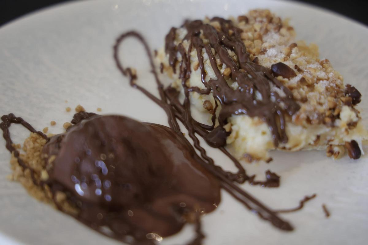 Coca «Can Tapetes» con chocolate Marcos Tonda y vino dulce.
