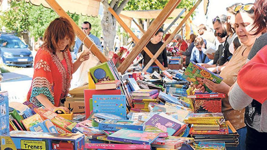 Puesto de libros infantiles instalado en las fiestas de Sant Jordi del año pasado.