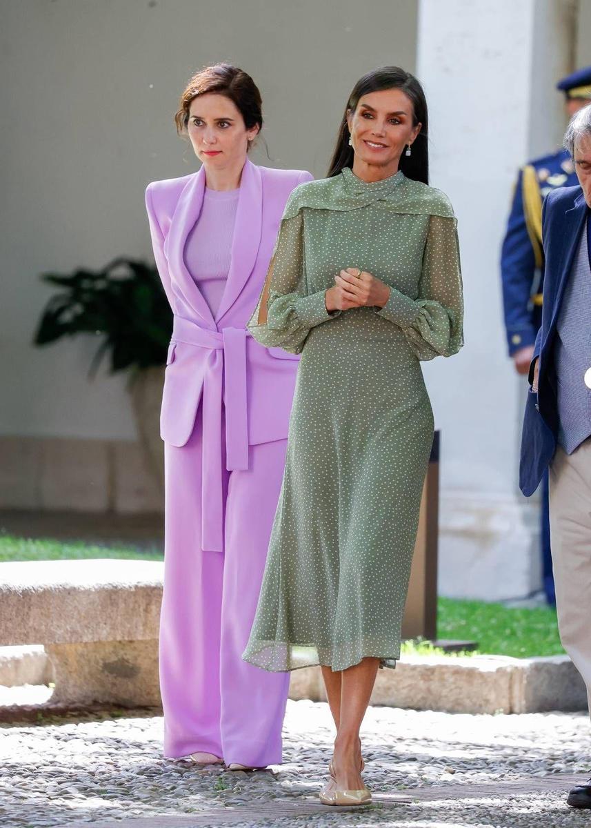 Isabel Díaz Ayuso con traje malva junto a la reina Letizia con vestido verde