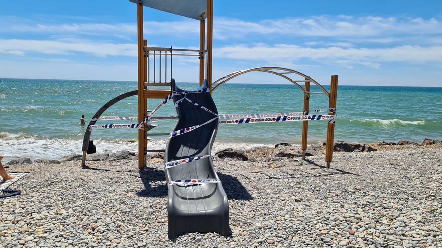 El mar, a punto de &#039;tragarse&#039; un juego infantil en una playa de Castellón por la erosión del litoral