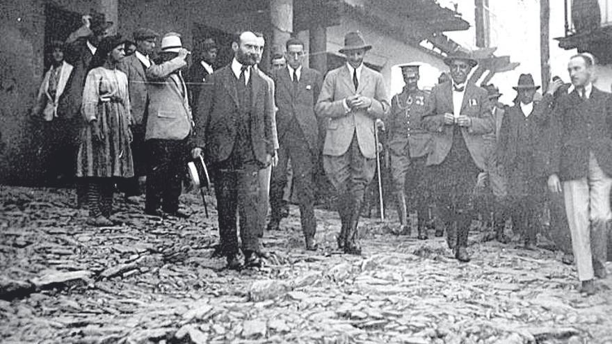 El rey Alfonso XIII, en 1922, durante su viaje a Las Hurdes.
