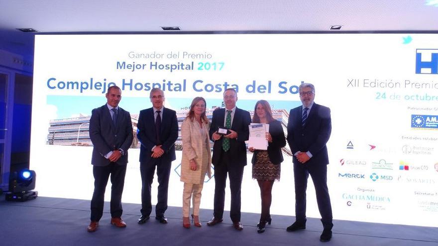 La consejera Marina Álvarez, en el centro, con directivos del hospital.