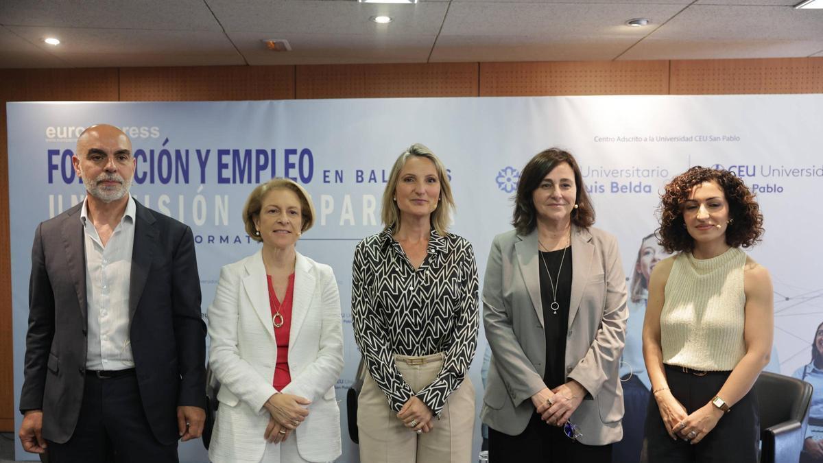 Imagenes de la mesa redonda ‘Formación y empleo en Baleares: una visión compartida’, celebrada este jueves en Palma