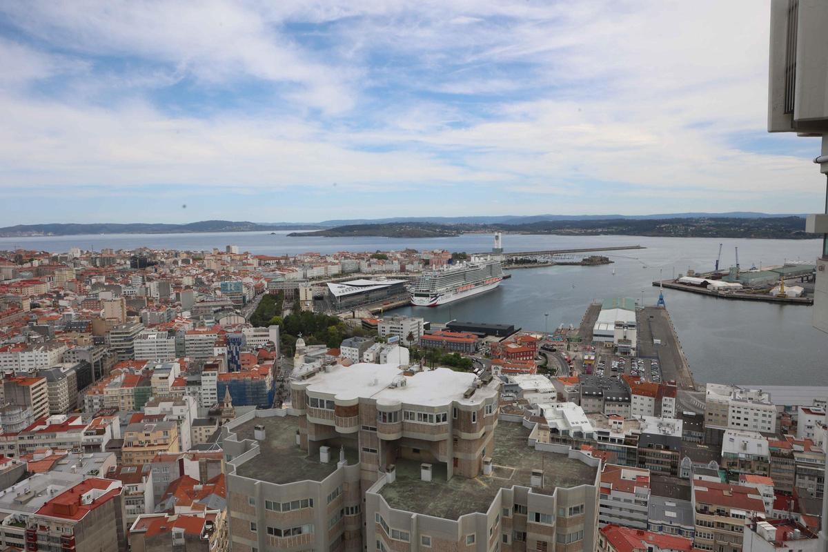 Cielo con nubes y claros en A Coruña.