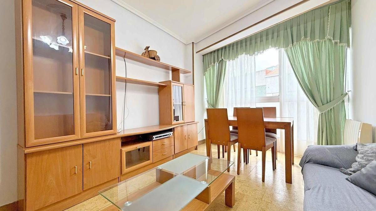 Un piso de tres habitaciones luminoso y con vistas al mar, a la venta en Os Castros por 140.000 euros