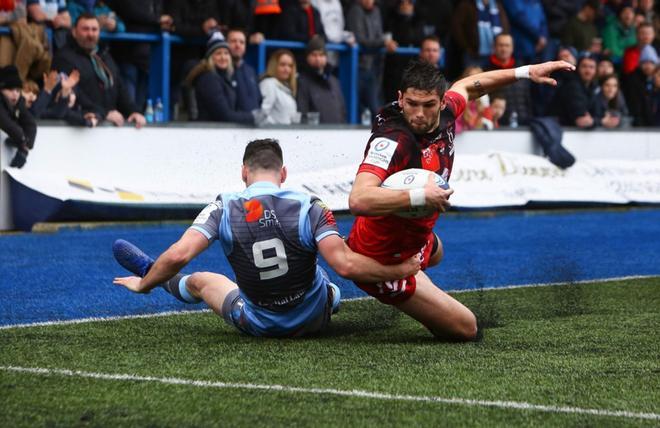 El alero francés de Lyon, Xavier Mignot (R), lucha con Tomos Williams (L) para anotar un try durante la Rugby European Cup 3 Champions Union Match entre Cardiff Blues y Lyon en Cardiff Arms Park en Cardiff, Gales del Sur.