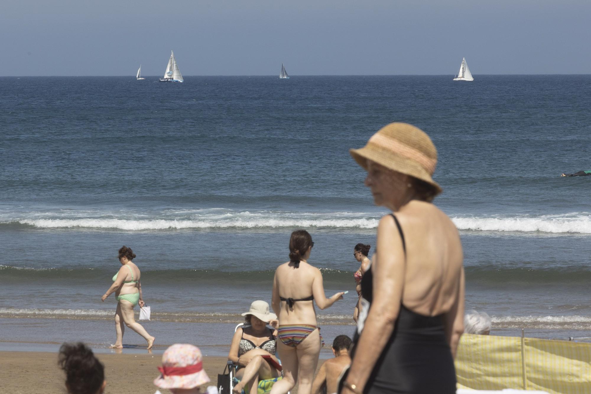 Bañistas en la playa de Salinas