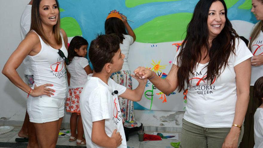 Eva Longoria y María Bravo con Adrián Martín, en las instalaciones del centro.