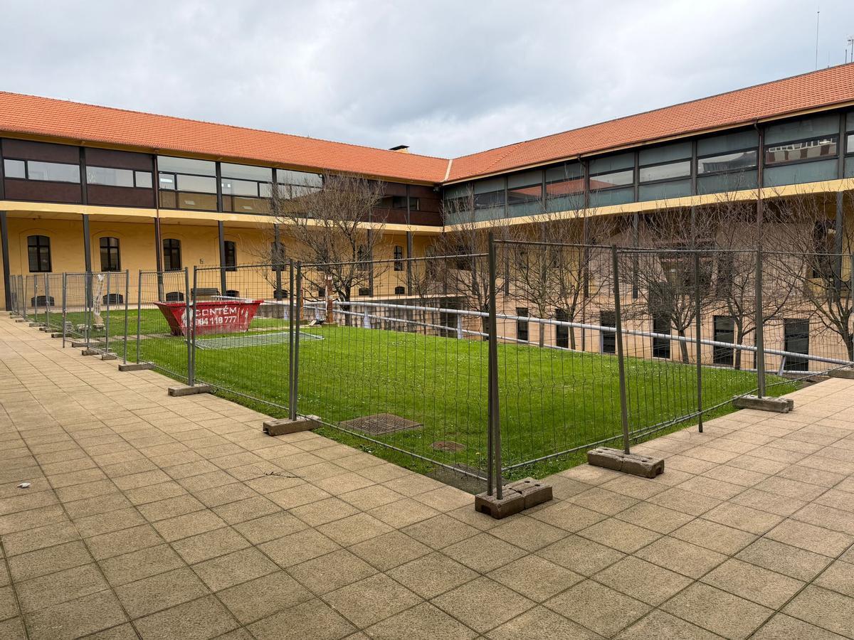 El patio central del centro municipal integrado de El Coto.