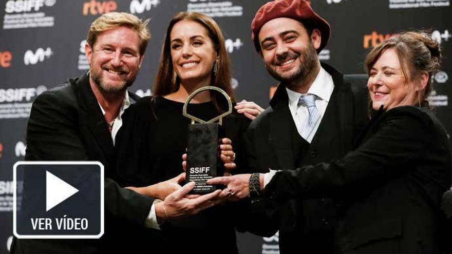 El elenco de &#039;Pacificado&#039; con el Premio Donostia.