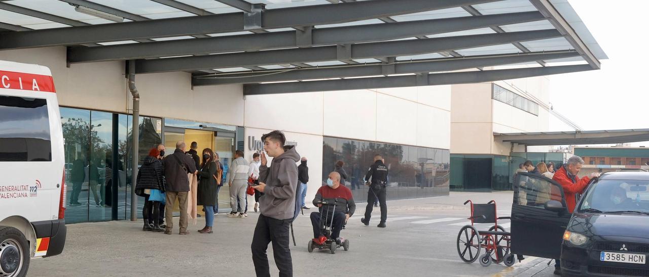 Puerta de urgencias del Hospital La Fe de València.