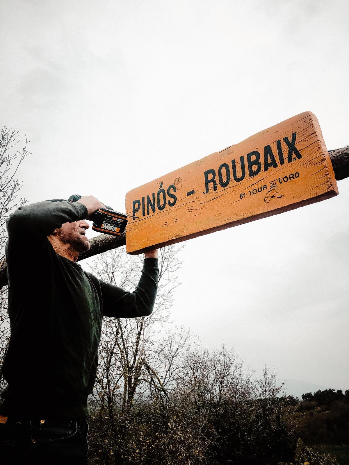 Un dels voluntaris posa a punt el r`tol de la Clàssica Pinós - Roubaix