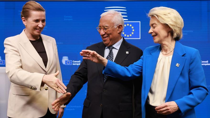 La primera ministra danesa, Mette Frederiksen, António Costa i Ursula von der Leyen, ahir a Brussel·les.   | OLIVIER HOSLET / EFE