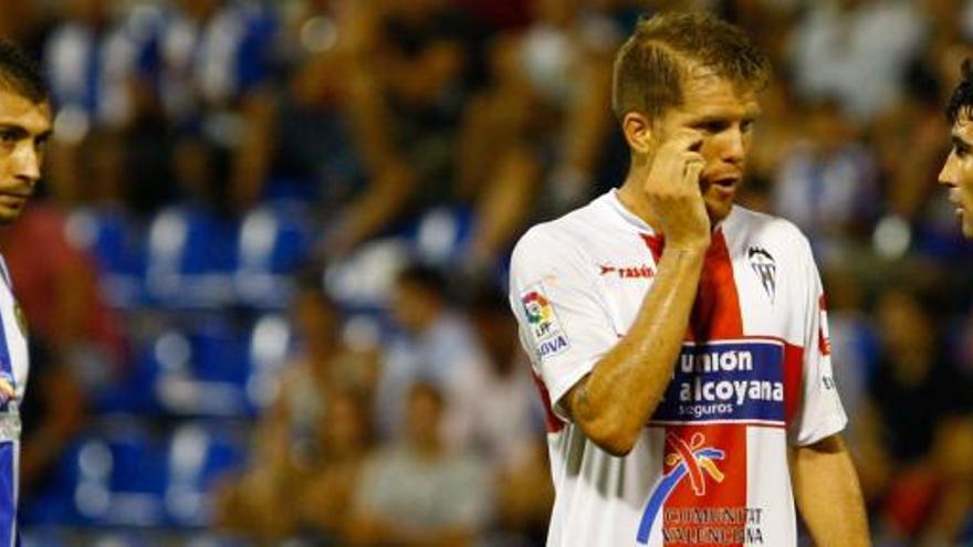 Samuel, a la izquierda, en el partido de ayer ante el Alcoyano