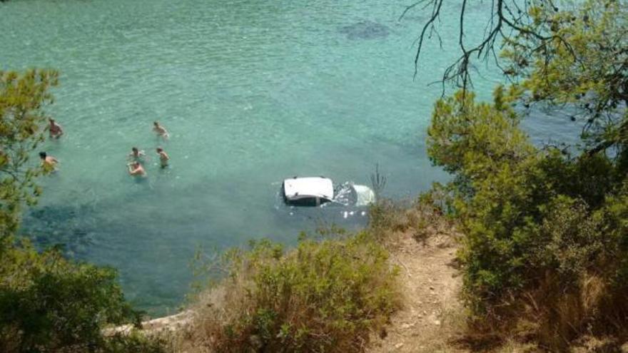 El coche sumergido en la playa de Portals Vells tras deslizarse cuando lo iban a aparcar.