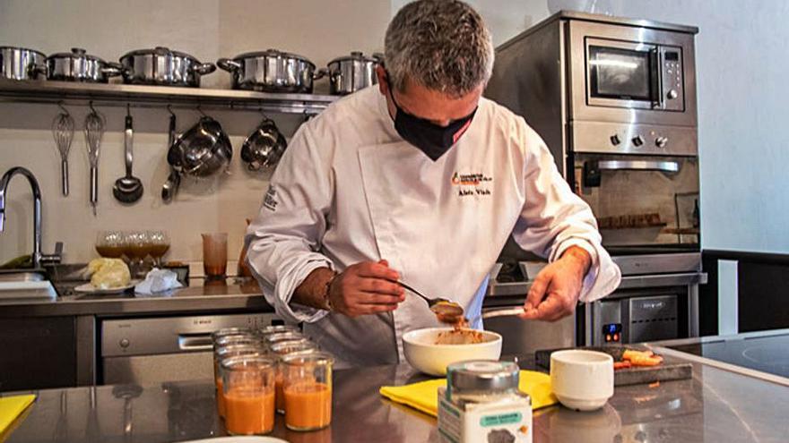 El cocinero Aleix Viada cocinando ayer con garrofín. | J.M.E