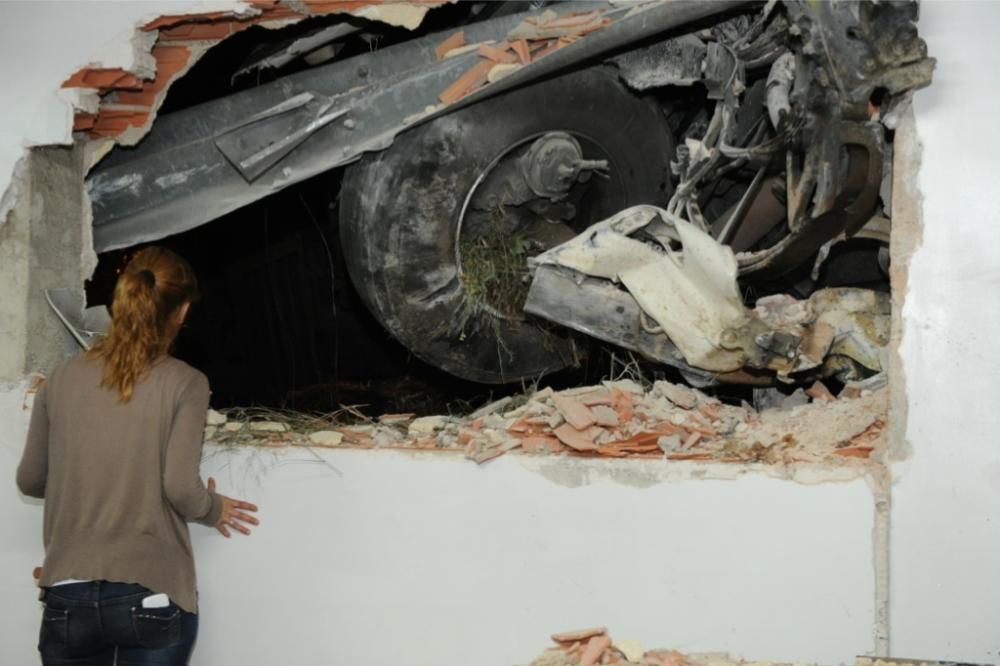 Un tráiler se estrella contra una casa en Librilla