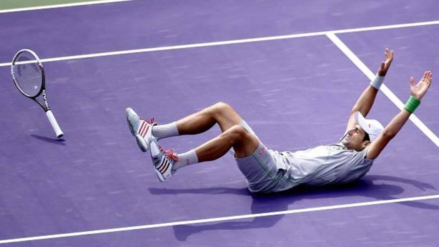 Djokovic celebra su cuarta victoria en Miami tras derrotar a Nadal.