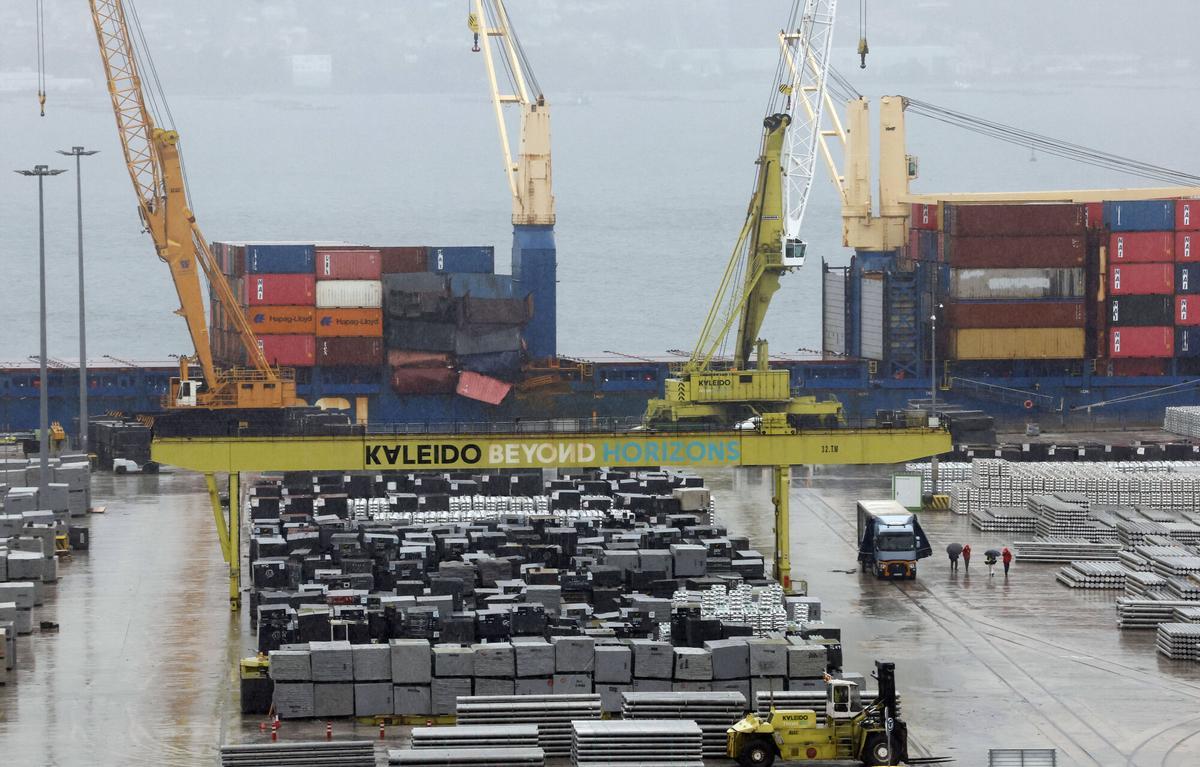 Llega a Vigo un buque mercante con un espectacular corrimiento de carga causado por el fuerte oleaje