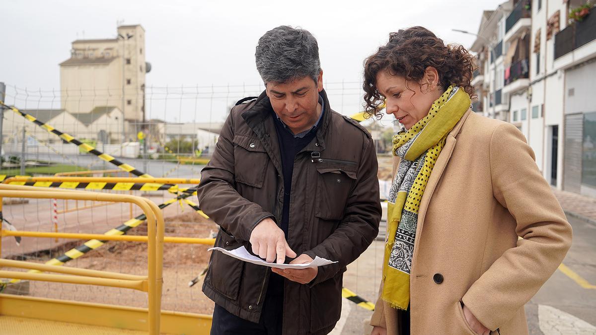 Rafael Llamas y Raquel Casado, en la avenida de Málaga.