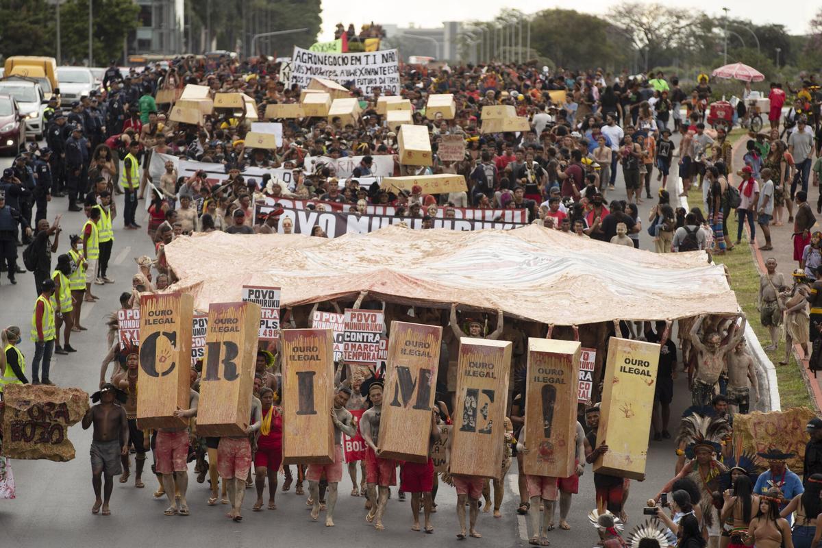 Cientos de indígenas de varios pueblos protestan durante un acto llamado "Ouro de Sangue" (Oro de Sangre) en contra del incremento de la minería en territorios indígenas en Brasil.